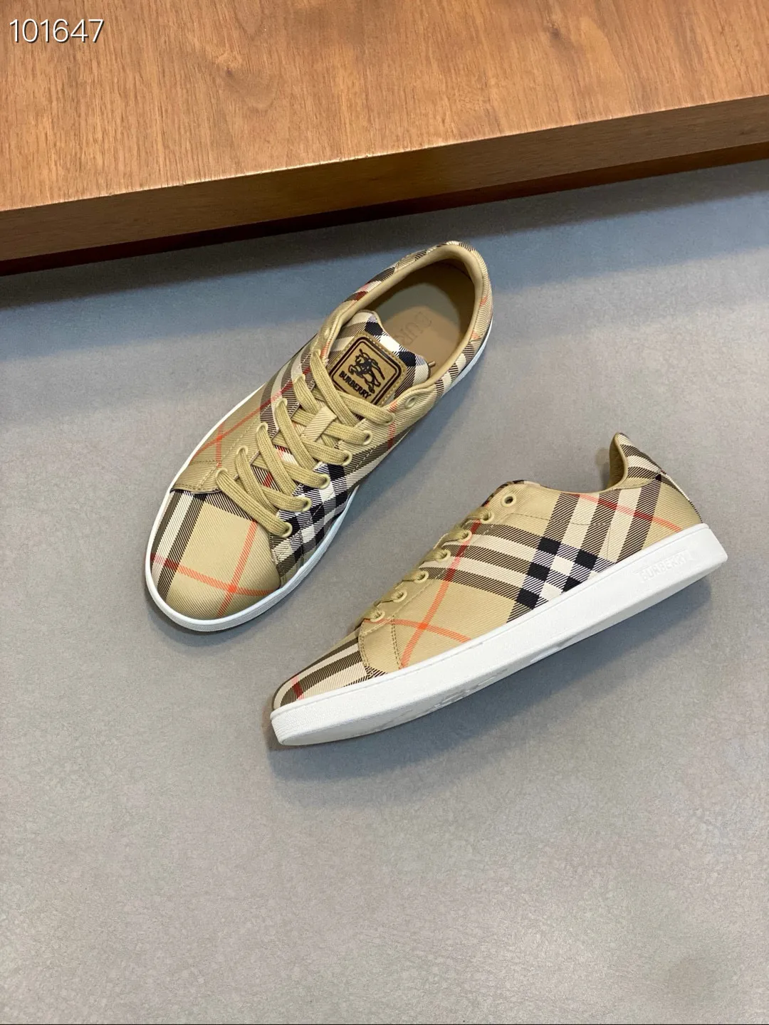 Men's Men's Shoes💰400【New Style】🐑🐑𝐁𝐔𝐑𝐁𝐄𝐑𝐑𝐘# Burberry's new war horse plaid casual sneakers, new terrace casual sneakers·Burberry's classic elements, super comfortable shoes··Knight blue anti-slip soles Finally I saw the latest diagonal plaid sneakers, the color is really nice and can be worn with any kind of sneakers. The sneakers are made of cotton blended fabric. Crafted in an Italian workshop, it features a worsted Burberry check pattern. Featuring a mesh lining and checkered laces, the rubber sole features the archive Burberry monogram. From Burberry's iconic collection, these wardrobe staples are interpreted with the brand's signature style. The round toe and tongue are embellished with the Equestrian Knight logo (EKD) label, leather insole, and the sole is embellished with the Burberry letter logo size: 38-44 (customized for 45 and 46)